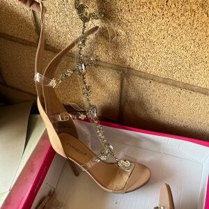 Shoe Dazzle Tan Heels Elegant Design